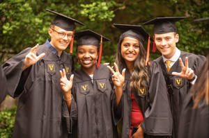 <span class=keywords><strong>Toga</strong></span> e Cappello di <span class=keywords><strong>Laurea</strong></span> Blu Navy USA Università Unisex Opaco per Adulti con Nappa Dorata per Uso Scolastico 100% Poliestere - Product Image 3