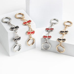 ユニークなハンドバッグデザインのためのカスタマイズ可能なDIYバッグアクセサリー絶妙なパーソナライズされたチェリーチェーンエクステンダー - Product Image 2