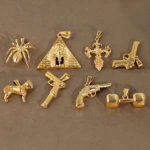 Colgante de Acero Inoxidable con Baño de Oro PVD, Resistente al Deslustre y al Agua, con Diseño de Araña, Pistola, Cruz y Perro - Product Image 1