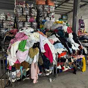 Vêtements d'occasion pour femmes à prix abordable : Mélange de matières, hauts et pantalons de seconde main pour dames, en vente - Product Image 2