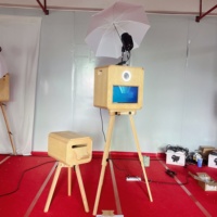 Kiosque photo en bois avec écran tactile 15,6 pouces, compatible appareil photo reflex numérique et imprimante, idéal pour la location lors de mariages, fêtes et événements