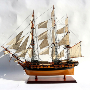 Maqueta de Barco de Madera HMS Essex 1799 Hecha a Mano - Modelo Clásico de Fragata de la Marina Real Británica para Decoración de Hogar u Oficina de Lujo - Product Image 1