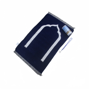 Alfombra de oración lavable de felpa chenilla con diseño de arco, con tasbih de 99 cuentas en un set de embalaje con cubeta de plástico. - Product Image 1