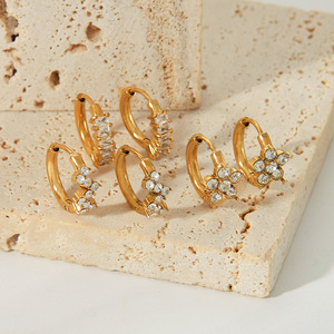 Venta al por mayor 14K chapado en oro Huggie pendientes no deslustre luz lujo geométrico circón moda Stud moda mujeres bodas fiestas - Product Image 1