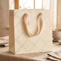 Sac shopping en papier de luxe personnalisé avec logo, fond sans couture, finition mate élégante, sac cadeau pour boutique de luxe