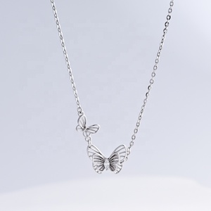 Collar con colgante de mariposa de latón personalizado con perlas indias delicadas, moderno, grabado, para novias y madres, con circonita cúbica y cadena cubana. - Product Image 1