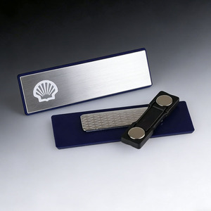 Plaque nominative métallique vierge personnalisée à prix abordable, étiquette nominative durable et réutilisable avec clip magnétique de sécurité pour hôpitaux, restaurants et commerces de détail - Product Image 1