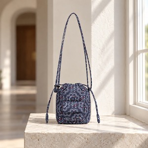 Sac bandoulière mini matelassé léger en nylon écologique avec imprimé floral géométrique mandala et cordon de serrage - Product Image 1