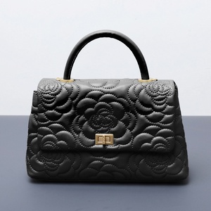 Sac à <span class=keywords><strong>bandoulière</strong></span> matelassé de luxe pour <span class=keywords><strong>femme</strong></span>, motif camélia, classique, moyen, avec rabat et chaîne, idéal pour le printemps - Product Image 3