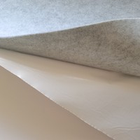 Feutre non tissé en polyester avec dos adhésif, tapis anti-rayures pour coffre de voiture et pièces automobiles