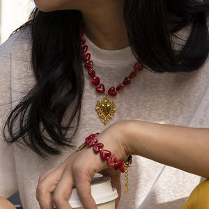 قلادة من الخرز على شكل قلب أكريليك مطلية بالذهب قلادة على شكل قلب كبير لسلسلة السترات قلادة على شكل قلب مطلية بالذهب عيار 18 قيراط - Product Image 3