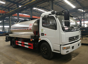 Fábrica 6m3 Camión rociador de asfalto Xls603 Camión rociador de sellado de asfalto Precio para la venta - Product Image 3