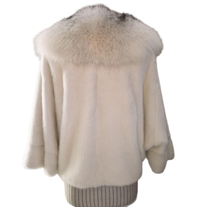 Cappotto di Lusso in Pelliccia di <span class=keywords><strong>Visone</strong></span> <span class=keywords><strong>Bianco</strong></span> Puro e Volpe Argentata per Donna, Autunno-Inverno 2026 - Product Image 2