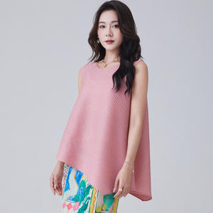 T-Shirt Plissettata Miyake Senza Maniche, Casual ed Elastica, in Tinta Unita, Vendita all'Ingrosso di Boutique - Product Image 2