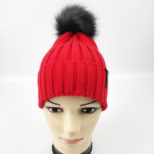 OEM classique acrylique fourrure Bobble épais côtelé câble tricot femmes Beanie personnalisé marron cuir patchs <span class=keywords><strong>pompon</strong></span> chapeaux d'hiver pour les dames - Product Image 2