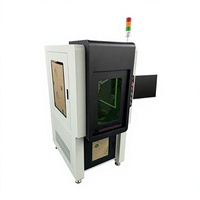 Machine de marquage laser à fibre avec un boîtier fermé et une palette de couleurs noir et blanc ; capable de graver le fer et l'aluminium