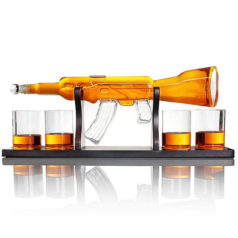 Vendita calda bicchiere di whisky decanter soffiato a bocca AK 47 gun whisky decanter forma personalizzata decanter per il vetro