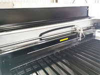 Découpeuse laser CO2 haute précision 300W avec entraînement à vis à billes pour acrylique, bois, MDF et fabrication industrielle de matériaux non métalliques
