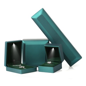 Caja de Joyería con Luz LED Dorada y Logotipo Personalizado, Juego de Cajas para Collar, Anillo y Pulsera, Empaque de Joyería con Luz LED Personalizada - Product Image 4