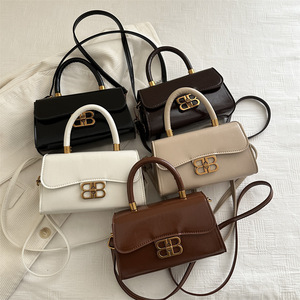 Borsa a tracolla in stile contrastato di colore. - Product Image 1