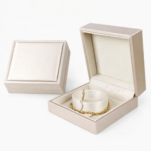 Boîte à bijoux artisanale de luxe rigide à couvercle rabattable en cuir PU, avec insert en microfibre, logo personnalisé en relief, vente en gros - Product Image 2