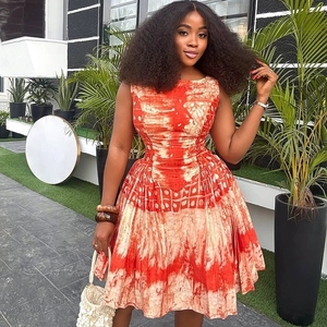 Élégante robe sans manches à motif abstrait rouge et beige embrasse le style et le confort des vêtements pour femmes - Product Image 1