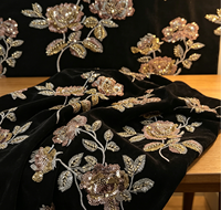Tissu de luxe chinois épais en velours brodé de fleurs de pêcher 3D avec sequins pour robes et cheongsams à trame épaisse