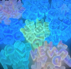 Cuentas de Acrílico UV Luminosas con Letras del Alfabeto, Color Aurora, Cuentas con Orificio Grande para Hacer Joyería, Pulseras, Accesorios para Teléfonos - Product Image 2