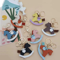 Porte-clés Cheval à Bascule en Cuir de Luxe en Gros, Accessoire Pendentif Poney Fait Main en PU pour Sac à Main Femme