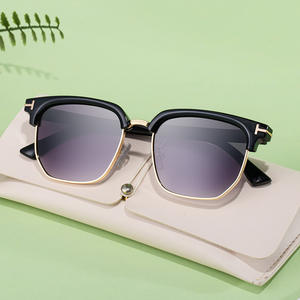 Gafas de Sol Cuadradas de Estilo Europeo Personalizadas para Hombre, Lentes de PC con Protección UV400, Tendencia en Instagram, Protección para Conducir al Aire Libre, Hechas en Taizhou - Product Image 3