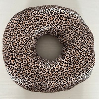 Oreiller en forme de donut en satin tricoté à imprimé léopard, doux, respectueux de la peau, amovible et lavable, avec trou pour piercing, idéal pour dormir sur le côté