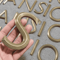 Lettres en métal moulé en aluminium 3D sur mesure, finition dorée, enseigne extérieure pour l'immobilier commercial