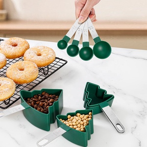 Juego de 13 espátulas para pastel de Navidad, de silicona ecológica con mango de madera, batidor de huevos, pinza para alimentos, utensilios para hornear masa, diseño de hombre de jengibre - Product Image 4