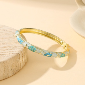 Bracelet floral en métal émaillé pour femme - Nouvelle mode rétro de style chinois avec éléments traditionnels chinois - Product Image 4