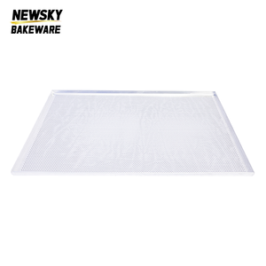 Plateau de cuisson en <span class=keywords><strong>aluminium</strong></span> de qualité commerciale avec base en maille perforée Dimensions personnalisées pour la cuisson à haute capacité dans les boulangeries et les restaurants - Product Image 2