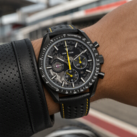Chronograph-Uhr für Herren mit Schwarzem Zifferblatt, Tachymeter-Lünette, Perforiertem Lederarmband und Gelben Akzenten - Analoge Renn- und Sportuhr