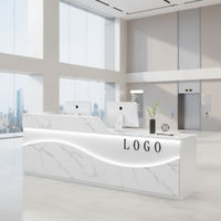 Bureau d'accueil en bois avec comptoir en marbre, éclairage LED ondulé, deux niveaux, pour hall d'accueil, vente en gros, directement de l'usine, logo personnalisé