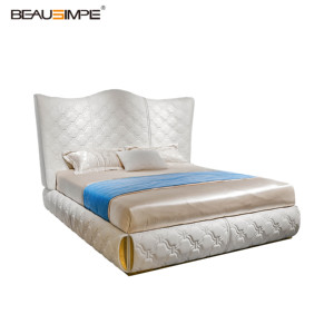 Lit Queen Crown de luxe léger en cuir pelucheux avec détails dorés, ajout élégant pour chambre de luxe et suite d’hôtel - Product Image 4