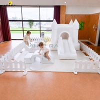 Ensemble de jeux gonflables en mousse blanche avec château gonflable, toboggan et fosse à balles ronde pour les entreprises de location d'événements