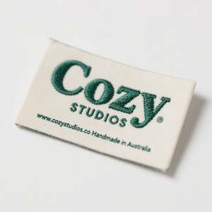 Etiquetas personalizadas para prendas de poliéster tejidas de Damasco con pliegue final para camisetas y ropa lavables - Product Image 2