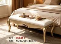 Banc de lit français de luxe, banc de bout de lit rembourré crème avec pieds en or champagne