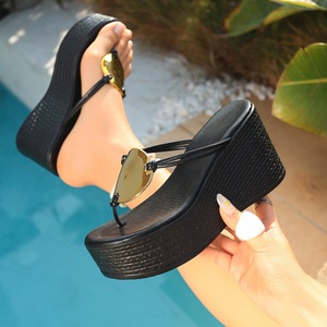 Sandales compensées à plateforme texturée avec décorations métalliques pour l'été et la plage - Product Image 5