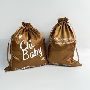 Sacs cadeaux en satin couleur chocolat caramel avec cordon de serrage, personnalisables avec logo imprimé, pochettes anti-poussière en satin longues pour outils de beauté, vente en gros - Product Image 5