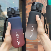 Bouteille d'eau avec logo personnalisé en gros avec infuseur à thé Flip Top étanche sans BPA bouteilles d'eau motivationnelles pour le sport et la salle de sport