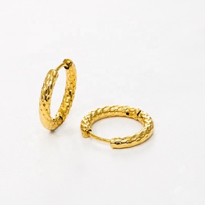 <span class=keywords><strong>Orecchini</strong></span> a <span class=keywords><strong>Cerchio</strong></span> Martellati Sottili in Acciaio Inossidabile Placcato <span class=keywords><strong>Oro</strong></span> 18K all'Ingrosso per Donna - Product Image 3