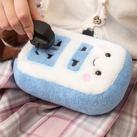 Figurines en peluche créatives et réalistes en forme de téléviseur et radio vintage avec personnages de dessins animés, idéales comme cadeaux, vente en gros