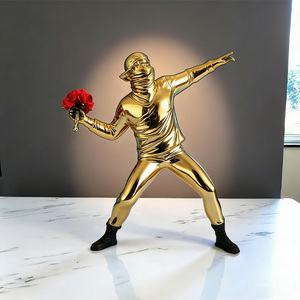 Statua in Resina Ispirata a Banksy, Moderna Lanciatrice di Fiori con Elettroplaccatura Audace - Product Image 4