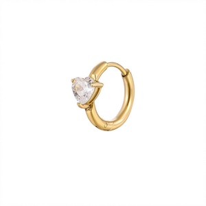 Boucles d'oreilles créoles plaquées or 18 carats avec pendentif cœur en zircon en acier inoxydable délicat - Product Image 1