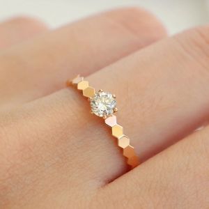 Bague Xinfly en or blanc 18 carats avec diamant solitaire taille ronde serti à griffes, motif nid d'abeille - Product Image 5