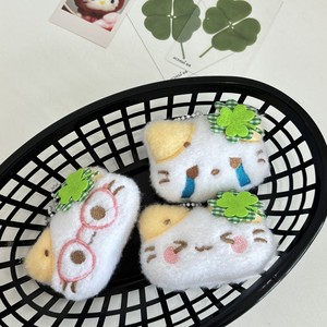 En stock : Accessoires de décoration pour enfants, figurines de chat japonais en dessin animé avec emoji trèfle à quatre feuilles porte-bonheur, pinces à cheveux. - Product Image 3